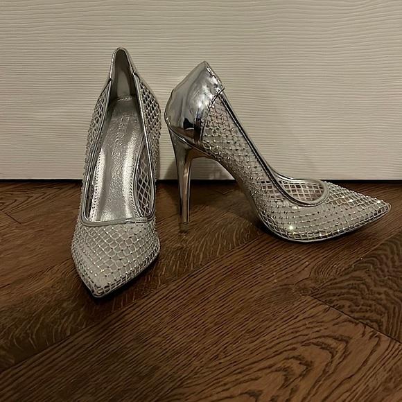 Closed toe silver coloured high heels with detailed sequins net work. - Picture 1 of 3